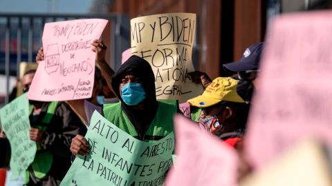 Son migrantes que esperan en México las resoluciones de sus solicitudes de asilo.