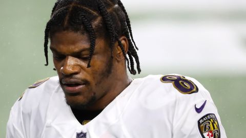 Lamar Jackson tiene coronavirus y quedó fuera del juego contra Pittsburgh.