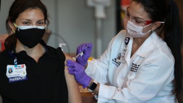 Muchos hispanos tienen miedo a ponerse la vacuna contra COVID-19. (Getty Images)