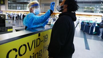 Un hombre recibe un test de coronavirus en el Aeropuerto Internacional de Los Ángeles.