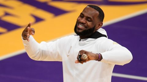 LeBron James presume su cuarto anillo de campeón de la NBA.