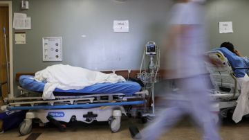 Un paciente debe estar en el pasillo del saturado hospital Providence St. Mary en en el sur de California.
