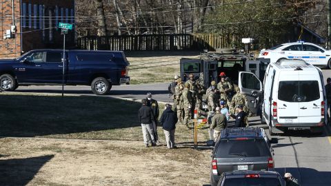 Agentes del orden investigan la casa que pertenece a Anthony Quinn Warner, en Nashville.