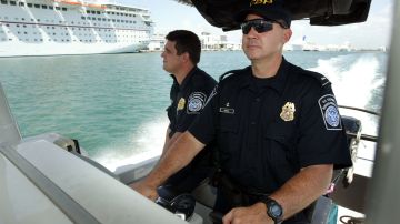 Agentes de la CBP interceptaron a dos embarcaciones en California con inmigrantes ilegales.