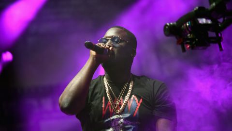 Zoey Dollaz durante una actuación musical en Los Angeles.