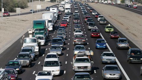 Los carriles dirección sur del Freeway 5 están cerrados por tiempo indefinido.