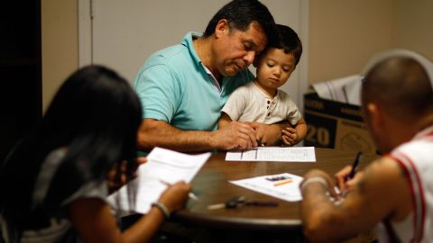 Muchas personas perdieron sus empleos o se quedaron en casa para ayudar con la educación de sus hijos.
