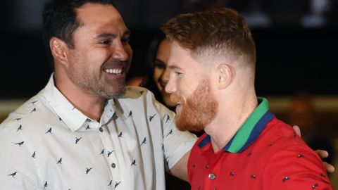 Óscar de la Hoya y Saúl "Canelo" Álvarez en 2017.