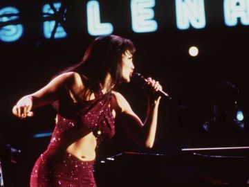 Jennifer Lopez como Selena Quintanilla