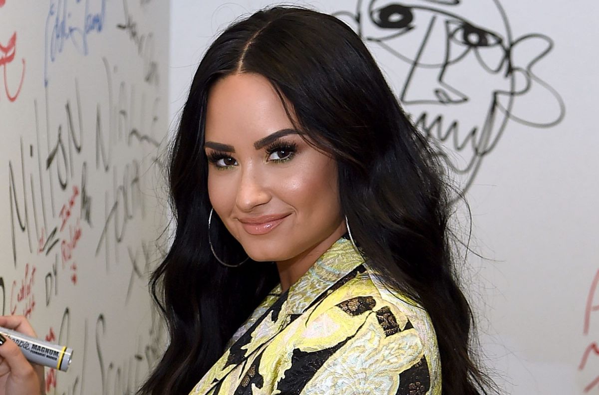 Demi Lovato presume su figura frente al espejo, usando un ajustado traje de baño negro