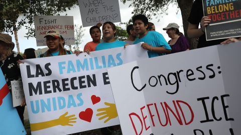 Defensores de inmigrantes denuncian falta de proteocolos COVID en centros de detención.