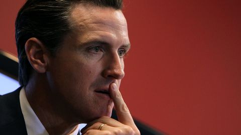 Un miembro del equipo de Gavin Newsom tiene coronavirus.