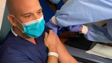 Doctor Juan Rivera se pone la vacuna contra el COVID-19