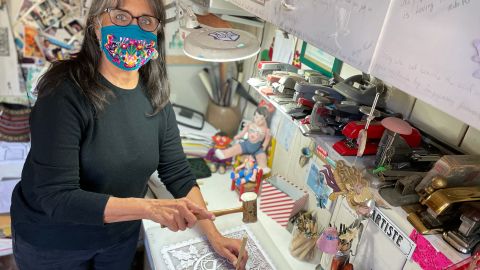 Margarita Sosa, artista del papel picado en Los Ángeles. (Cortesía Paulina Herrera)