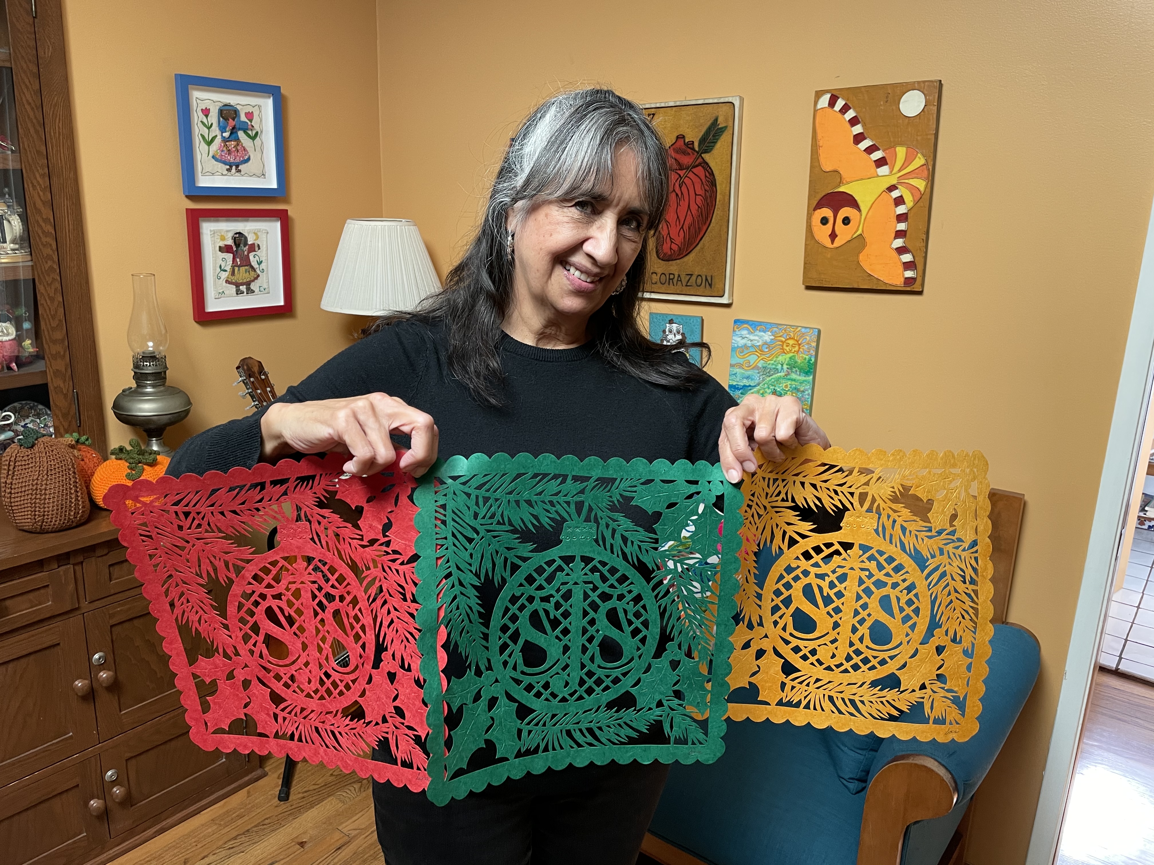 Una Latina Mantiene Viva La Tradición Del Papel Picado En Los Ángeles La Opinión 2500