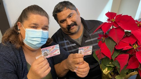 Fernando Castaneda Guajardo y Sandra Esparza reciben la residencia permanente. (Cortesía Paulina Herrera)