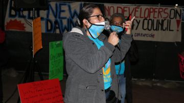 Merli Albizures habla durante la protesta.