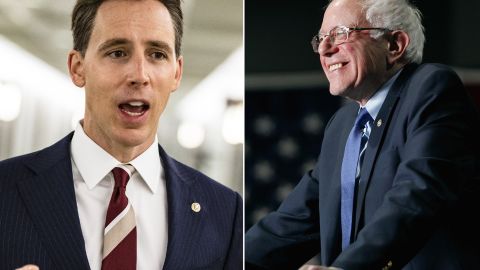 Los senadores republicano Josh Hawley e independiente Bernie Sanders.