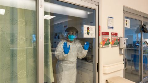 Enfermera con todo su equipo de protección personal en la habitación de un paciente con coronavirus.