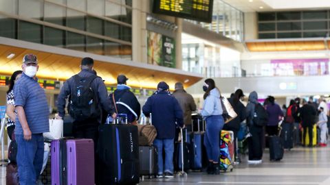 Los trabajdores del aeropuerto están constantemente expuestos al contagio.