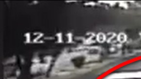 Automovilista atropella a ladrones en moto que intentaban asaltarlo.