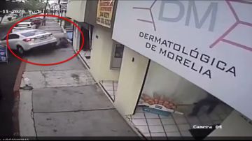 Automovilista atropella a ladrones en moto que intentaban asaltarlo.