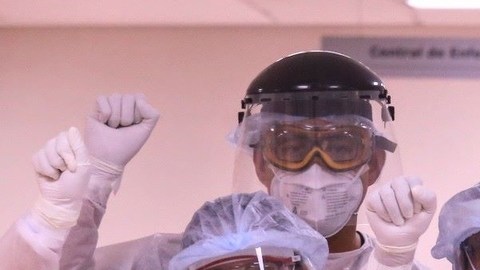 Con el fuerte impacto de la pandemia, los médicos en México los contratan y después se van.