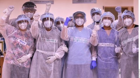 Con el fuerte impacto de la pandemia, los médicos en México los contratan y después se van.