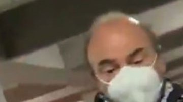 Hombre patea vehículo de mujer embarazada dentro de un estacionamiento. Lo llaman Lord Pateador.