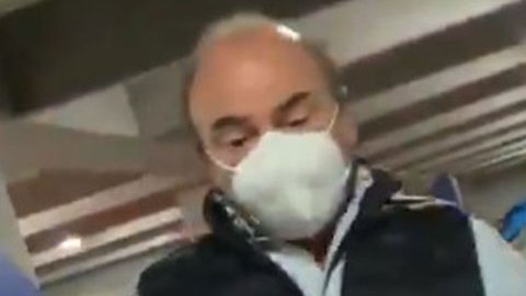 Hombre patea vehículo de mujer embarazada dentro de un estacionamiento. Lo llaman Lord Pateador.