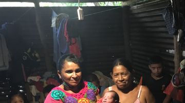 Martha (izq.) electrificó su pueblo en Guatemala.