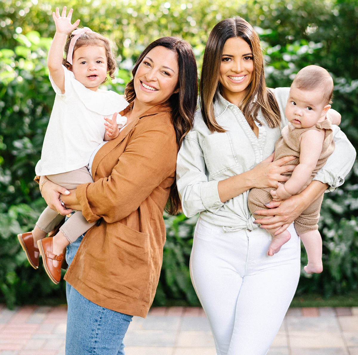 Pamela Silva junto a Karen Comas y sus hijos