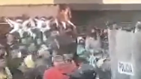 Policías se enfrentan a golpes con pobladores que intentaban linchar a presunto ladrón.