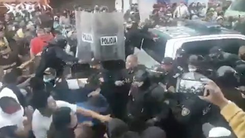 Policías se enfrentan a golpes con pobladores que intentaban linchar a presunto ladrón.