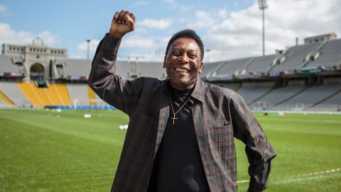 Pelé recibe vacuna contra COVID-19
