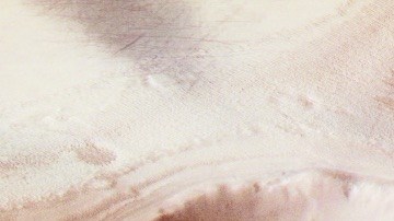 Con un poco de imaginación, en esta vista del polo sur de Marte de la ESA Mars Express, verás un ángel y un corazón juntos.