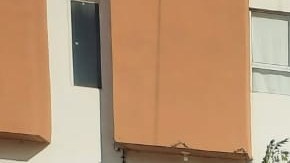 Mujer sale de su casa envuelta en llamas en Nuevo León, México.