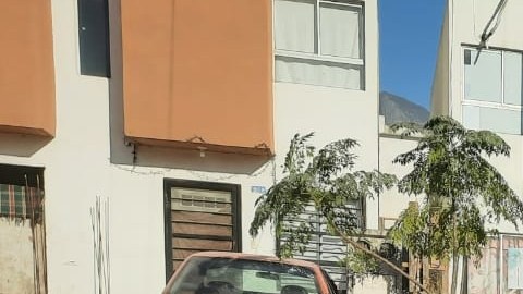 Mujer sale de su casa envuelta en llamas en Nuevo León, México.