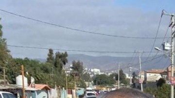 Voluntarios organizan a las familias en Tijuana.