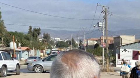 Voluntarios organizan a las familias en Tijuana.
