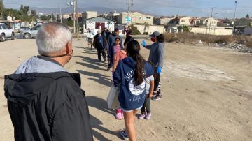 Voluntarios organizan a las familias en Tijuana.