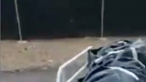 VIDEO: Camillero muestra 16 muertos por coronavirus en una noche y amenazan con despedirlo
