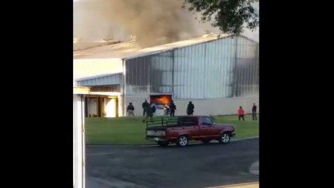 VIDEO: Cárteles Unidos incendian empresa de aguacates