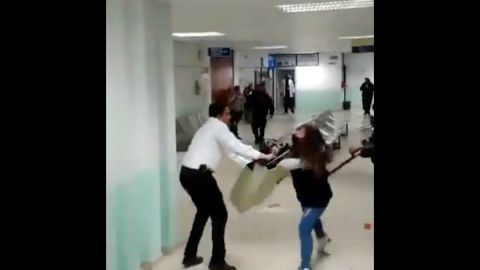 VIDEO: Familia agrede a doctores y guardias mientras exigían atención médica