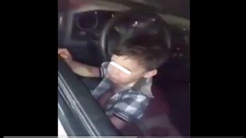 VIDEO: Niño de 2 años es abandonado por sujeto en plena autopista