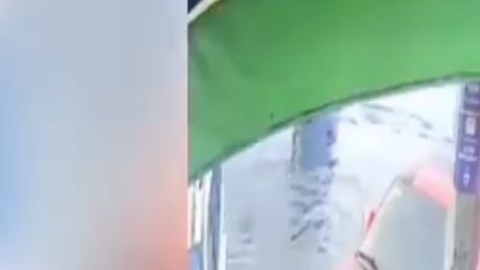 VIDEO: Momento exacto en que sicario mata a narco a quemarropa mientras comía