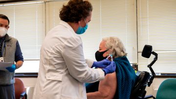 Este jueves los mayores de 65 años podran registrarse para recibir la vacuna en LA.
