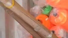 Voluntarios ayudan a bajar los artículos en El Salvador.