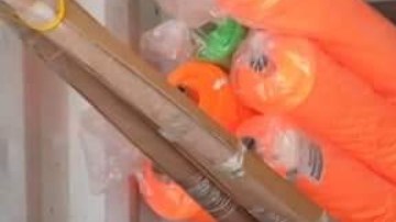 Voluntarios ayudan a bajar los artículos en El Salvador.