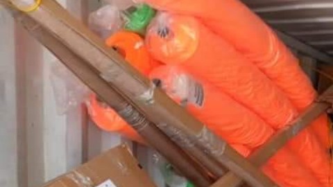 Voluntarios ayudan a bajar los artículos en El Salvador.